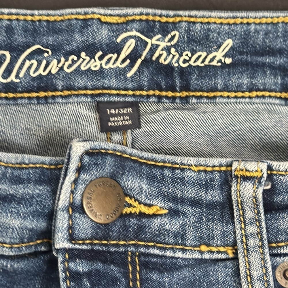 Universal Threads Cut off shorts. Size 14/32R. Stretchy material. - Picture 4 of 9